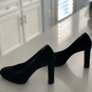Stuart Weitzman  9 1/2 NARROW black suede shoes